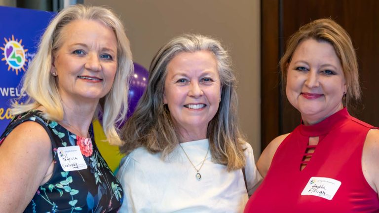 3-women-event_supporters_gradient